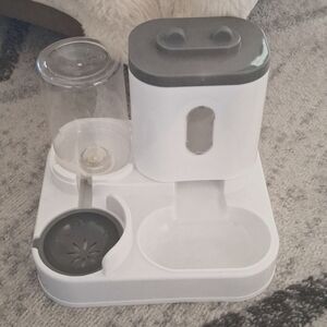 Food & water dispenser for cats 🐈